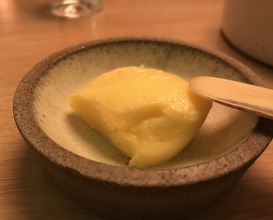 Knäckebröd made of spelt from Warbrokvarn with hand churned butter from Kittleberger