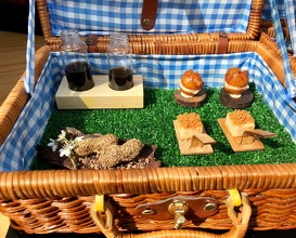 Welcome picnic: Peanut, Squid broth, Eel brioche, Apple cider 