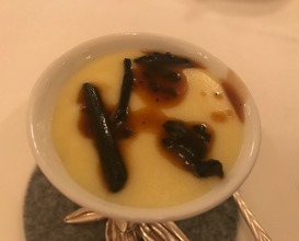 Seezunge , Petit Bateau auf Pinien-Spinat mit Sauce Pomerol und Cha blis-Crême