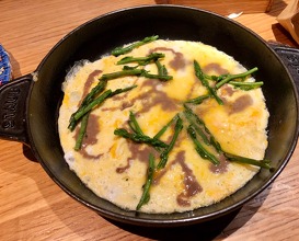 Omelette with asparagus and garum 