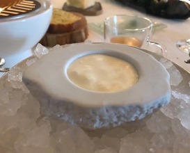Ce faux caviar du Léman, gelée tremblotante, crème de tussilage
