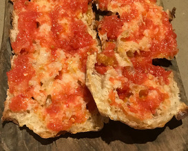 Pan de cristal con tomate