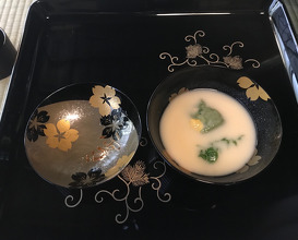 白味噌汁 WHITE MISO SOUP
よもぎ豆腐Yomogi(mugwort)tofuこごみOstrich fern 辛子Mustard