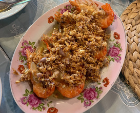 River prawns with fried garlic 
