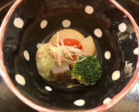 煮物 鯛とインゲンのつみれ、蒟蒻、ブロッコリー、人参、大根、茗荷
NI-MONO (Japanese style stew)