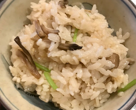 ご飯
舞茸の炊き込み
反、香の物、味噌汁
GOHAN (cooked rice)
Rice pot with MAITAKE-mushroom, Miso soup ,pickles.