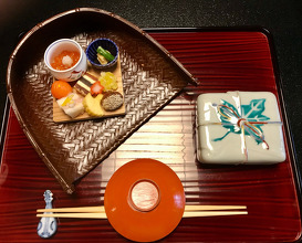 八寸
Appetizer
いくらサーモン芋手まりかぶらずし
干し柿バター銀杏
Salmom roe, Salmon with Japanese taro sushi,
Dried persimmon with butter,
Yellow tail sushi, Gingko
