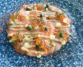 Salmone Norvegese Marinato con Capperi di Salina, Limoni Confit e Erba Cipollina