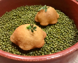 Paff bread with green peas