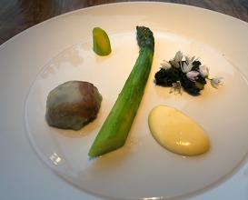 Green asparagus from Roques-Hautes, Domaine Sylvain Erhardt, Bear’s garlic and Grana Padano aged 36 months 