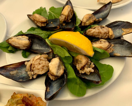 Midge-dolma (mussels stuffed with rice)