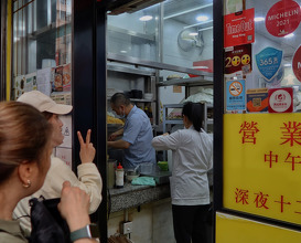 Dinner at 麥文記麵家 Mak Man Kee Noodle Shop