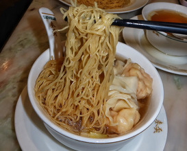 Dinner at Mak's Noodle Hong Kong 麥奀雲吞麵世家1920