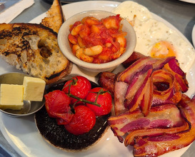 Dinner at Two Magpies Bakery