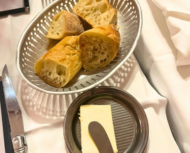 Dinner at Chez Georges, depuis 1964