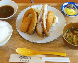 Dinner at フライデイ