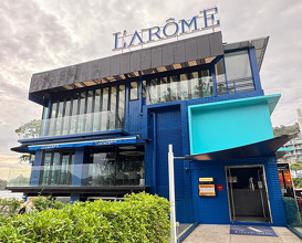 Dinner at L'Arôme by the sea