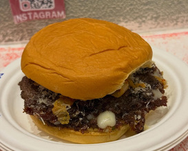 Dinner at Hanbaagaasuuteeki
