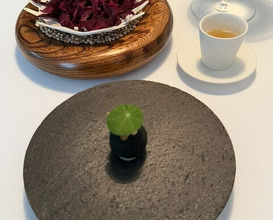 Dinner at Installation Table ENSO L'asymetrie du calme (Installation Table ENSO L'asymetrie du calme)