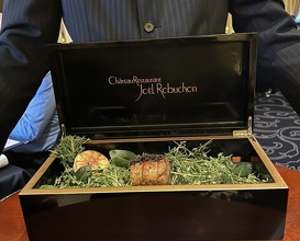 Dinner at Gastronomy Joel Robuchon (ガストロノミー ジョエル・ロブション)