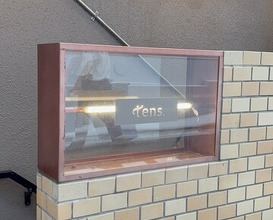 Dinner at tens. (tens.)